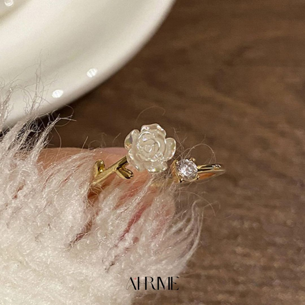 ri019-white-camellia-ring-แหวนทองแต่งเพชรและดอกคาเมเลีย-เรียบหรู-ahrime-bkk