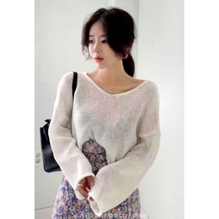 เสื้อไหมพรมแขนยาวคอVกว้าง ผ้าไหมพรมknitting มีความซีทรูเก๋ๆ เสื้อทรงloose fit ใส่สบายๆ สไตล์เดียวกับคุณกุ๊บกิ๊บ