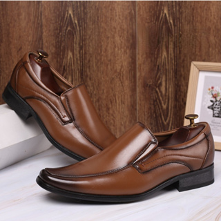 ภาพหน้าปกสินค้าQiaoYiLuo รองเท้าหนังผู้ชาย รองเท้าทางการ สไตล์ธุรกิจ คุณภาพสูง นุ่มสบาย ที่เกี่ยวข้อง