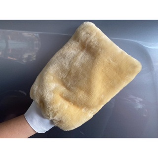 ภาพหน้าปกสินค้าถุงมือขนแกะเทียม ใช้ล้างรถ ล้างล้อรถ ที่เกี่ยวข้อง
