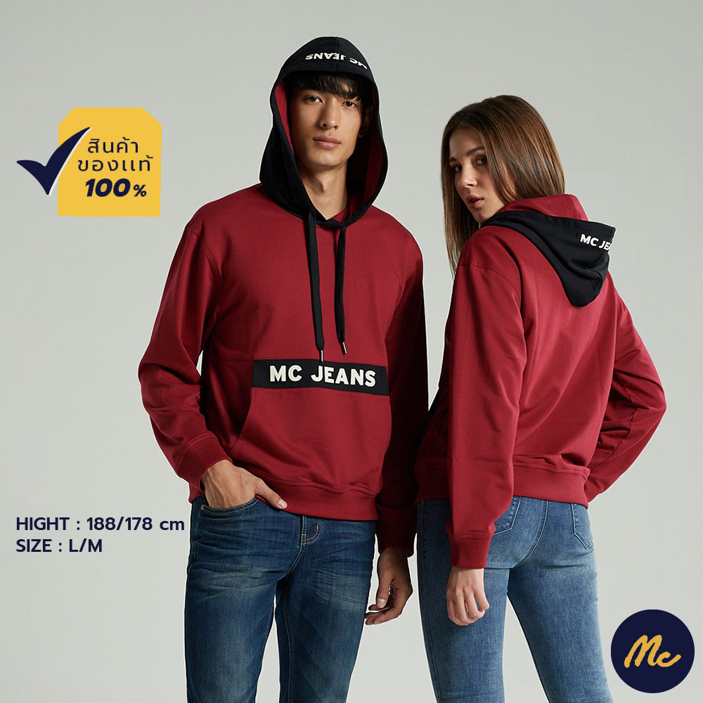 ภาพหน้าปกสินค้าMc JEANS เสื้อกันหนาว เสื้อ ฮู้ด mc สีแดง เสื้อสเวตเตอร์ ใส่ได้ทั้งผู้หญิงและผู้ชาย ผ้านุ่ม ระบายอากาศได้ดี MTSP735