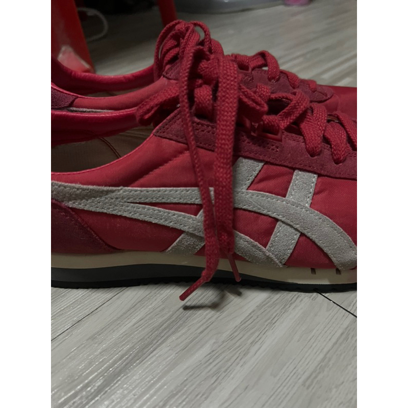 tiger-onitsuka-ของแท้สีแดง-มือ2-เบอร์43-พื้นยางเต็มแต่เก่าเก็บมากกว่าค่ะ