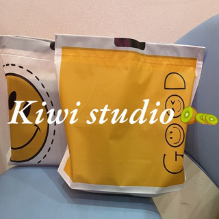 KiwiStudio (แพค50ใบ) ถุงพลาสติกรูปแบบหน้ายิ้มที่สร้างสรรค์ สีเหลือง ตัวอักษรภาษาอังกฤษ ร้านขายเสื้อผ้า เอาออก เชือกรูด กระเป๋าเก็บของแบบพกพา กันน้ำ หนามาก ทนทานสุดๆ（106）