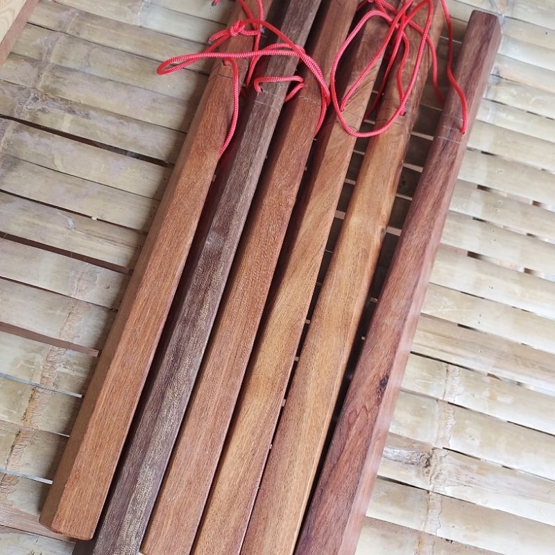 ภาพสินค้าคมแฝก ไม้คมแฝก กระบอง ไม้แดง ป้องกันตัว (ส่งคล่ะสีคล่ะลาย) จากร้าน bamboo4904 บน Shopee ภาพที่ 1