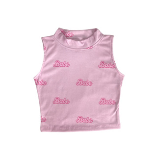 เสื้อครอปแขนกุด คอปีน ผ้าร่องสีชมพูลายbabe by Stylebiizx