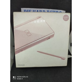 เครื่อง Nintendo NDSL สี Metallic Rose ของครบ สภาพสะสม ใช้งานปกติ ไฟ 110 จอติดฟิลม์ ออกโทนแดง สินค้าดี ไม่มีย้อมแมว