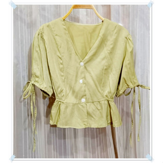 เสื้อแฟชั่น รูดแขน กระดุมหน้า สีเขียวอ่อน