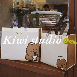 KiwiStudio (แพค50ใบ) ขนาด24*24*15ซม ถุงของขวัญ ถุงผ้าสปันบอนด์ กระเป๋าหมีน่ารัก（105）