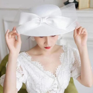 ภาพหน้าปกสินค้าCeleb👑หมวกแต่งงานสีขาวผ้าซาตินตาข่ายโบว์ขนาดใหญ่ฝรั่งเศส Retro เจ้าสาว Simp หมวกแต่งงาน Birdcage Veil Hat ที่เกี่ยวข้อง