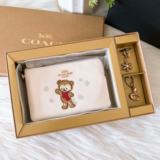 🎀 คล้องมือ 1S : CE891 Boxed Corner Zip Wristlet With Bear Snowflake Motif