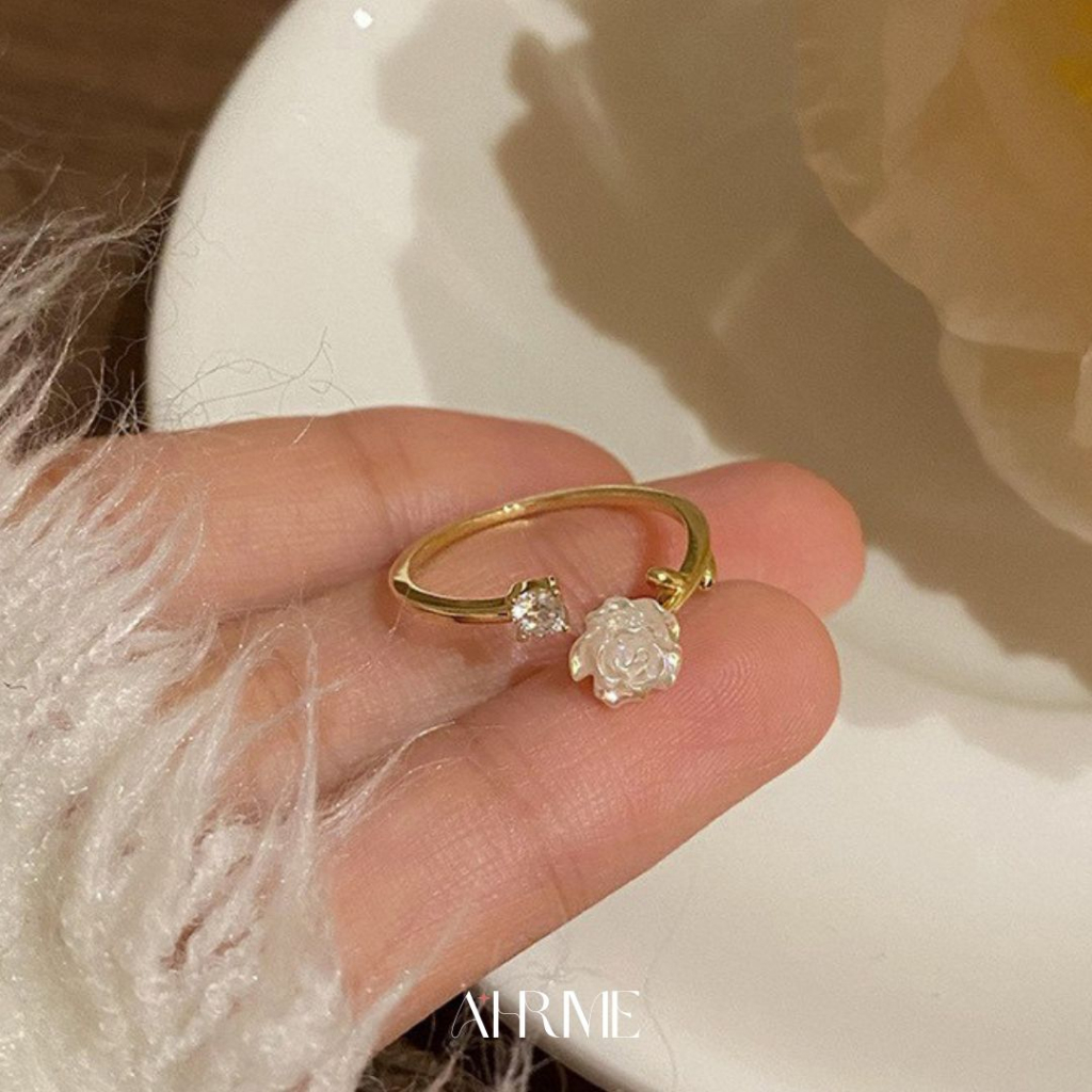 ri019-white-camellia-ring-แหวนทองแต่งเพชรและดอกคาเมเลีย-เรียบหรู-ahrime-bkk