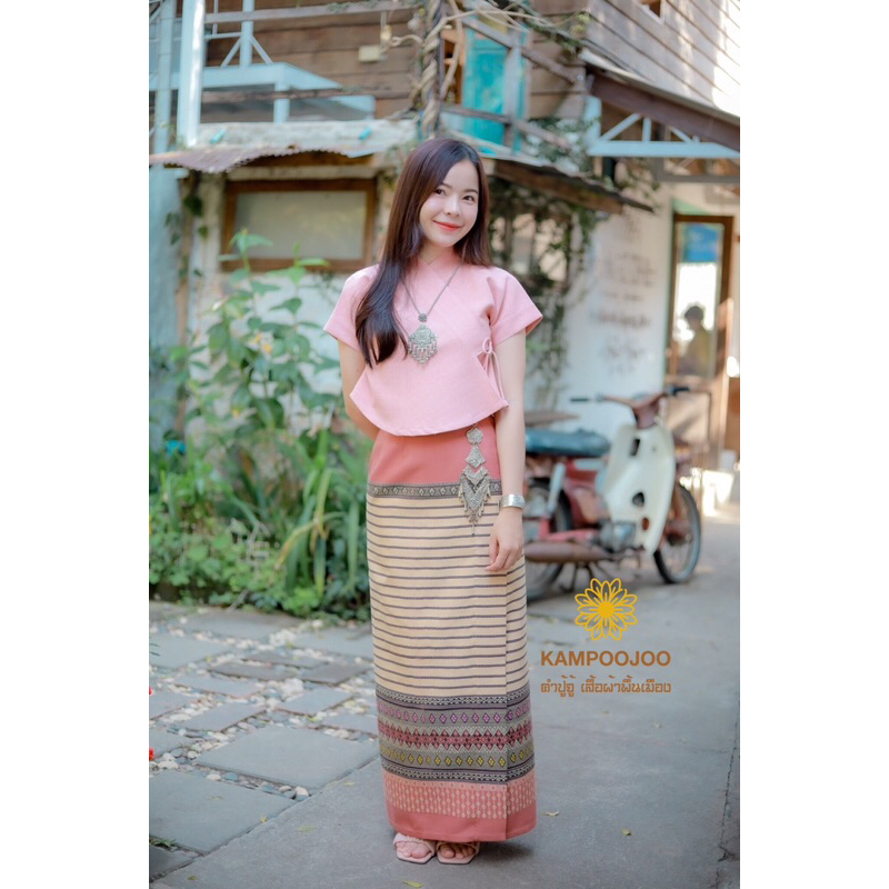 🌸ชุดพื้นเมืองคำปู้จู้ เสื้อป้ายแขนสั้น+ผ้าถุงสำเร็จ สีชมพูพีช ใส่แล้วสวยไม่แก่ ไซส์จริงต้องดู มุมมองที่ 3
