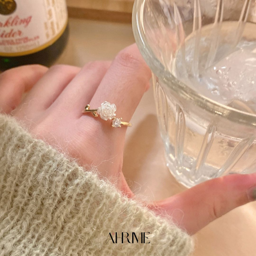 ri019-white-camellia-ring-แหวนทองแต่งเพชรและดอกคาเมเลีย-เรียบหรู-ahrime-bkk