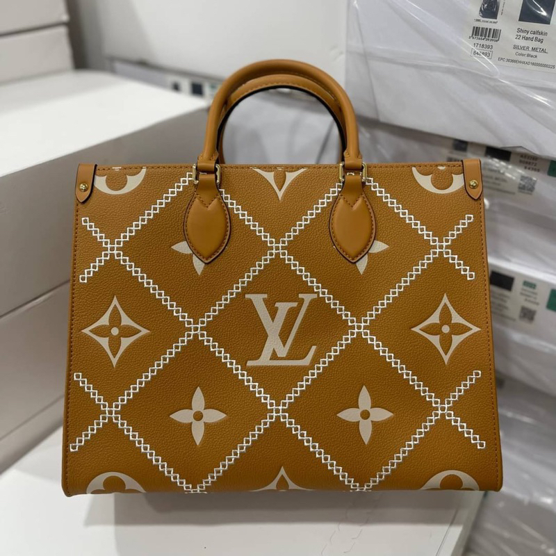 กระเป๋าแบรนด์เนม-กระเป๋าสะพาย-louis-vuitton-geant-on-the-go-mm-งานสุดสลับเเท้-สวยมาก-ทำจากหนังเเท้