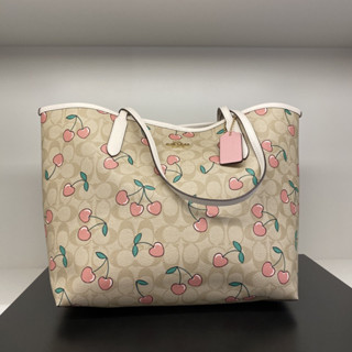 (ผ่อน0%) กระเป๋าสะพาย Coach City Tote In Signature Canvas With Heart Cherry Print CF444 สีครีม ลายเชอรี่ หัวใจ