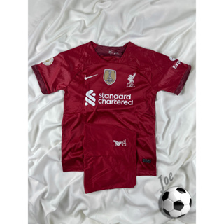 ภาพหน้าปกสินค้าชุดบอล Liverpool (Red) เสื้อบอลและกางเกงบอลผู้ชาย ปี 2022-2023 ใหม่ล่าสุด ซึ่งคุณอาจชอบสินค้านี้