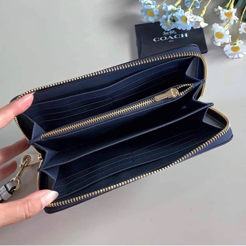 สด-ผ่อน-กระเป๋าสตางค์ซิปรอบ-มีสายคล้อง-ดำลายซี-coach-c4452-long-zip-around-wallet-in-signature-canvas