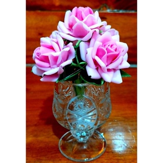 แจกันดอกกุหลาบสีชมพูเป็นสัญลักษณ์ของความรักความสุขความสมหวัง
