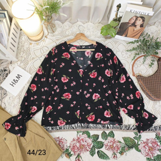 เสื้อลายดอกผ้า cotton x พื้นดำ ลายดอกสวย ปลายเเขนจั้ม size EUR 42 อก 44 ยาว 23 • Code : 861(2)