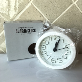 นาฬิกา นาฬิกาตั้งโต๊ะ ของใหม่ มือ 1 สีขาว ขนาดอักษร ใหญ่ ชัดเจน วางบนโต๊ะ ตั้งโต๊ะ