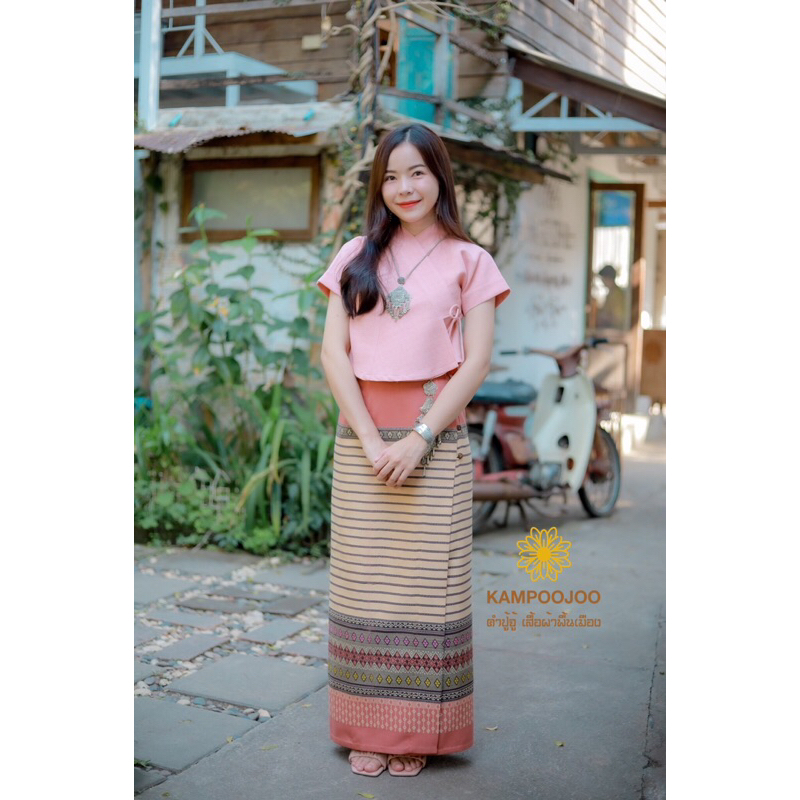 🌸ชุดพื้นเมืองคำปู้จู้ เสื้อป้ายแขนสั้น+ผ้าถุงสำเร็จ สีชมพูพีช ใส่แล้วสวยไม่แก่ ไซส์จริงต้องดู มุมมองที่ 2