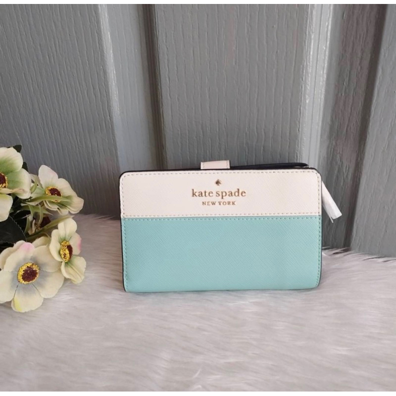 สด-ผ่อน-กระเป๋าสตางค์-สีฟ้าขาว-wlr00124-ชมพู-k7218-kate-spade-staci-colorblock-medium-compact-bifold-wallet