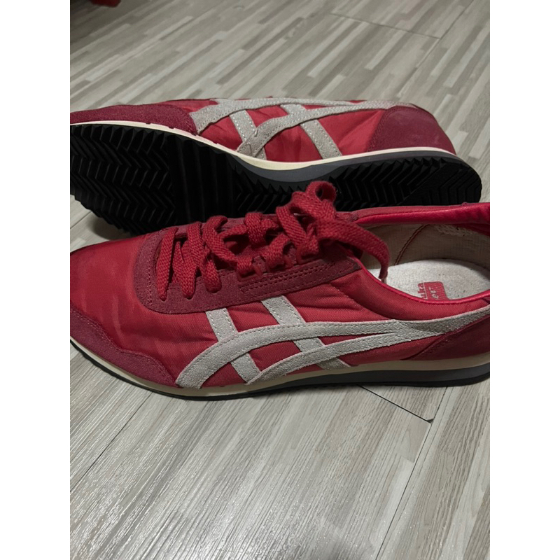 tiger-onitsuka-ของแท้สีแดง-มือ2-เบอร์43-พื้นยางเต็มแต่เก่าเก็บมากกว่าค่ะ