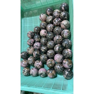 Pre-order โรโดไนท์| Rhodonite ทรงกลม ขนาด 3 cm หินสีชมพู หินธรรมชาติ หินสะสม