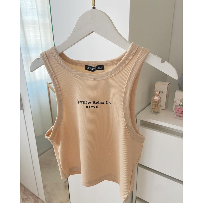 st953-เสื้อกล้ามครอป-สีเบจ-สกรีนอักษร-ป้าย-shein