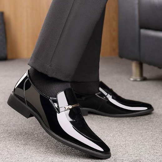 ภาพหน้าปกสินค้าNPX029 รองเท้าหนังผู้ชาย นุ่มสบาย ผ้าคุณภาพสูง สีดำ/สีน้ำตาล ไซส์ 38-48