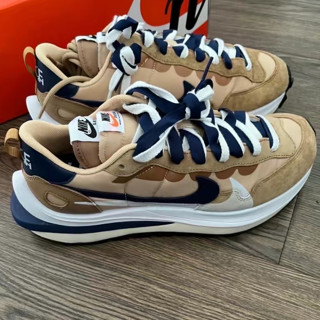 (ของแท้ 100%)sacai x Nike Vaporwaffle "Sesame and Blue Void"