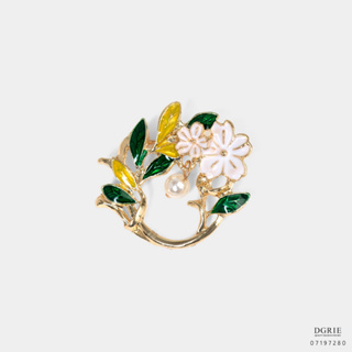 White Flower with Green&amp;Yellow Leaf Brooch-เข็มกลัดดอกไม้สีขาว