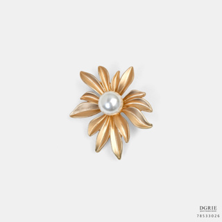 White Pearl on Golden Flower Brooch-เข็มกลัดมุกขาวบนดอกไม้สีทอง