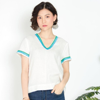 C&amp;D Linen BLouse ซีแอนด์ดี Blouse เสื้อผู้หญิงแขนสั้น คอวีสีขาว พร้อมดีเทลแต่งเทปพู่สีเขียว/สีฟ้า (CUAEWH)