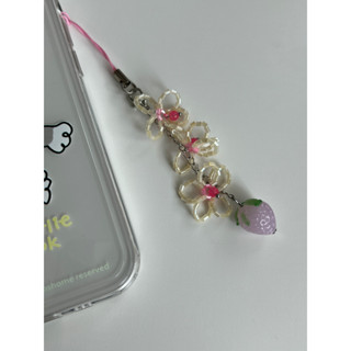 (ondk) Keychain - Strawberry n Cream / พวงกุญแจลูกปัดแฮนด์เมดจี้สตรอเบอร์รี่แต่งดอกไม้สไตล์เกาหลี