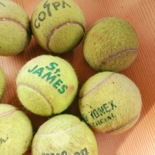 ภาพขนาดย่อของภาพหน้าปกสินค้าลูกบอลเทนนิส (สภาพ 30- 35%) ลูกเทนนิสมือสอง ลูกเทนนิสฝึกซ้อม งานแบรนด์ จากร้าน yabaselovely บน Shopee