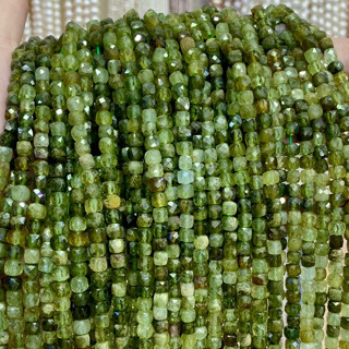 โกเมน สีเขียว Green Garnet ทรงลูกบาศก์ เจียผิว ขนาดประมาณ 4*4 mm