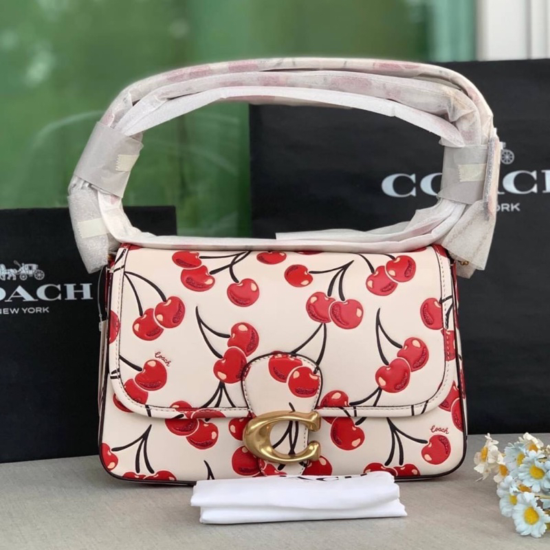 สด-ผ่อน-กระเป๋าสีขาวลายเชอรี่-ca110-coach-soft-tabby-shoulder-bag-with-cherry-print