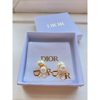 ต่างหูแบรนด์ Dior รุ่น Tribales Earrings Gold-Finish Metal with White Resin Pearls and White Crystals