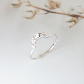 Little Tiara Diamond Ring แหวนเพชรแท้รูปทรงน่ารักที่เราได้รับแรงบันดาลใจมาจากมงกุฎอันจิ๋ว