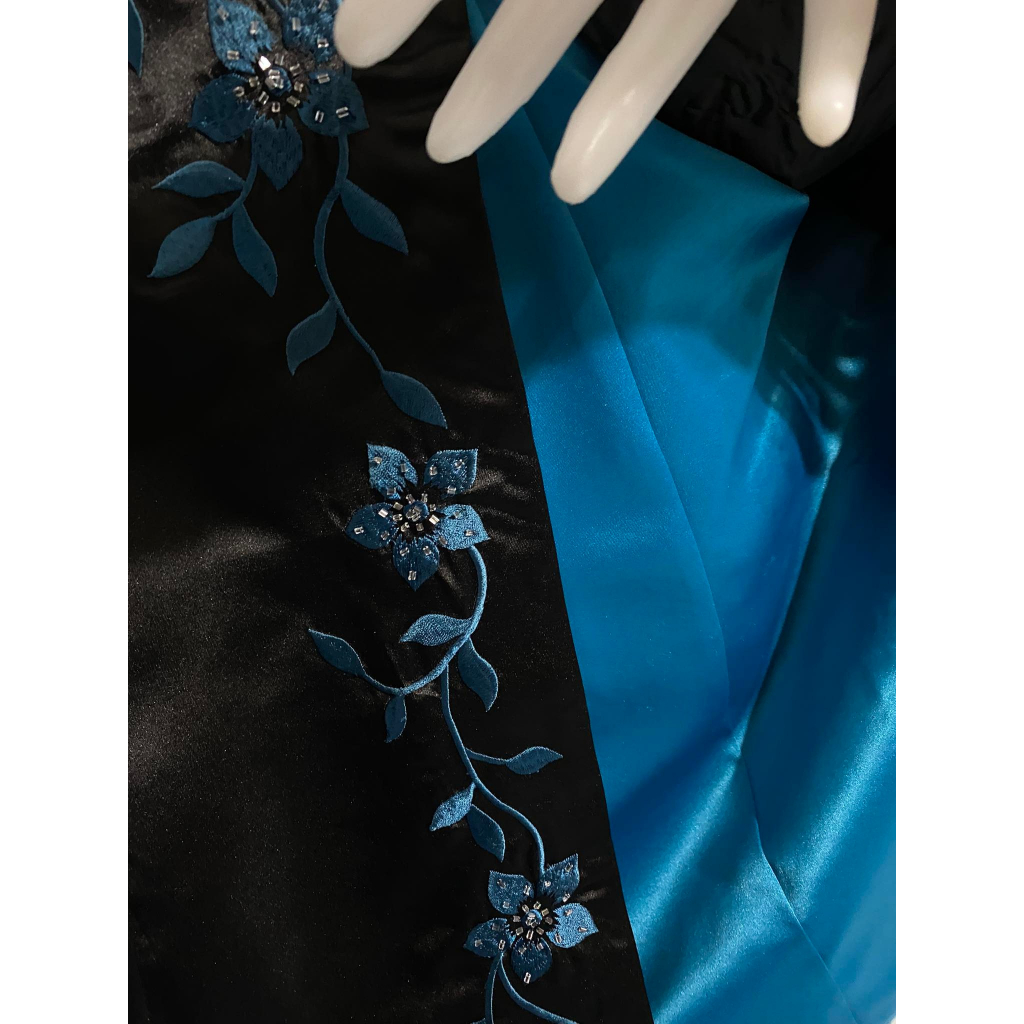 งาน-morgan-amp-co-เดรสออกงานเกาะอกสีดำหน้าชุดปักลายนูนดอกไม้สีฟ้า-ปักปล้องวิ้งสวยๆ-แต่งแหวกมีซับสีฟ้า-เนื้อผ้าดี-เงา-ไม่ยืด