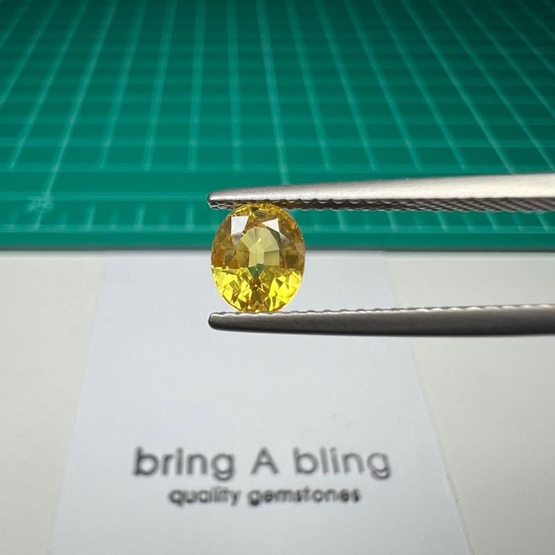 บุษราคัม-yellow-sapphire-จากศรีลังกา-พลอยธรรมชาติ-เผ่าเก่า-น้ำหนัก-1-15-กรัต-6-2x5-2x3-8mm