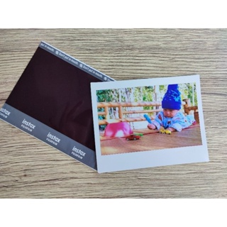 ภาพขนาดย่อของภาพหน้าปกสินค้ารับปริ้นรูปโพลารอยด์ฟิล์มแท้ fuji instax wide film ฟรีซองใส(ยอดเก่าโดนลบ) จากร้าน token2562 บน Shopee ภาพที่ 1