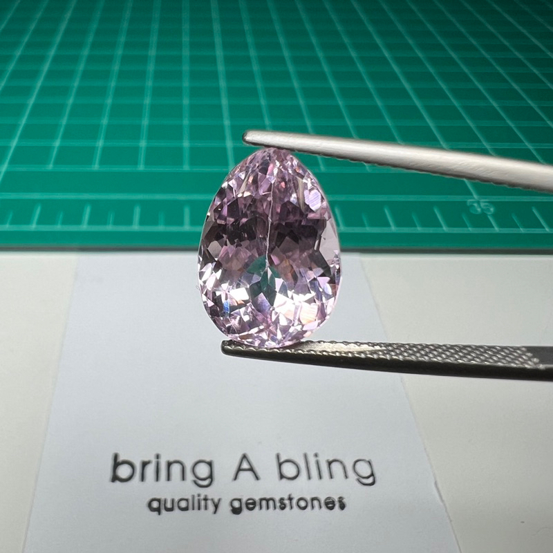 คุนไซต์-kunzite-น้ำหนัก-8-05-ct-14x10x8-5-mm-พลอยธรรมชาติ-ไม่ผ่านการปรุงแต่ง-สีชมพูสวย-ค่อนข้างสะอาด-ไฟเต็ม