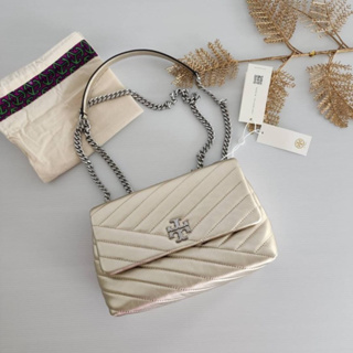 🎀 (สด-ผ่อน) กระเป๋าสะพาย 9 นิ้ว สี White Gold Tory 143707 Small Kira Chevron Convertible Shoulder Bag