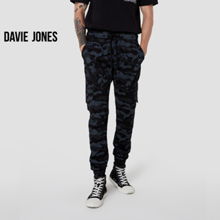 DAVIE JONES กางเกงจ็อกเกอร์ เอวยางยืด ขาจั๊ม ลายพราง สีดำ​ Camo Drawstring Joggers in black GP0026BK