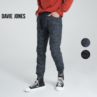 DAVIE JONES กางเกงจ็อกเกอร์ เอวยางยืด ขาจั๊ม ลายพราง สีดำ​ Camo Drawstring Joggers in black GP0021BK GY