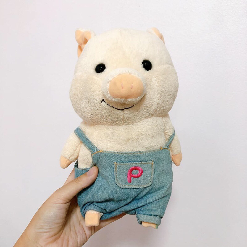 ตุ๊กตาหมู-pu-ton-pig-japan-เอี๊ยมยีนส์-size-ใหญ่สุด-มีมอมฝุ่นด้านหลังบ้าง