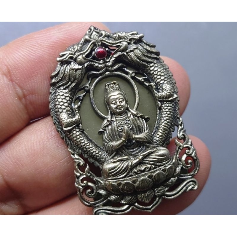 พระโพธิสัตว์อวโลกิเตศวร-เจ้าแม่กวนอิม-เหรียญฉลุลายองค์มังกรคู่-รุ่นทรงประทานพร-เนื้ออัลปาก้าซาติน-วัดบวรนิเวศ-ฯ-ปี-2555