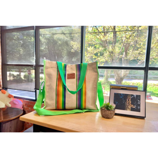 กระเป๋าผ้ากระสอบต่อลายด้วยผ้าสายรุ้งสีสดใส รุ่นA013 มีขนาด L พร้อมสายสะพายสามารถถอดได้